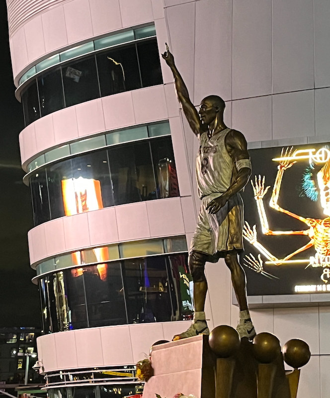 Kobe Bryant - odhalenie sochy